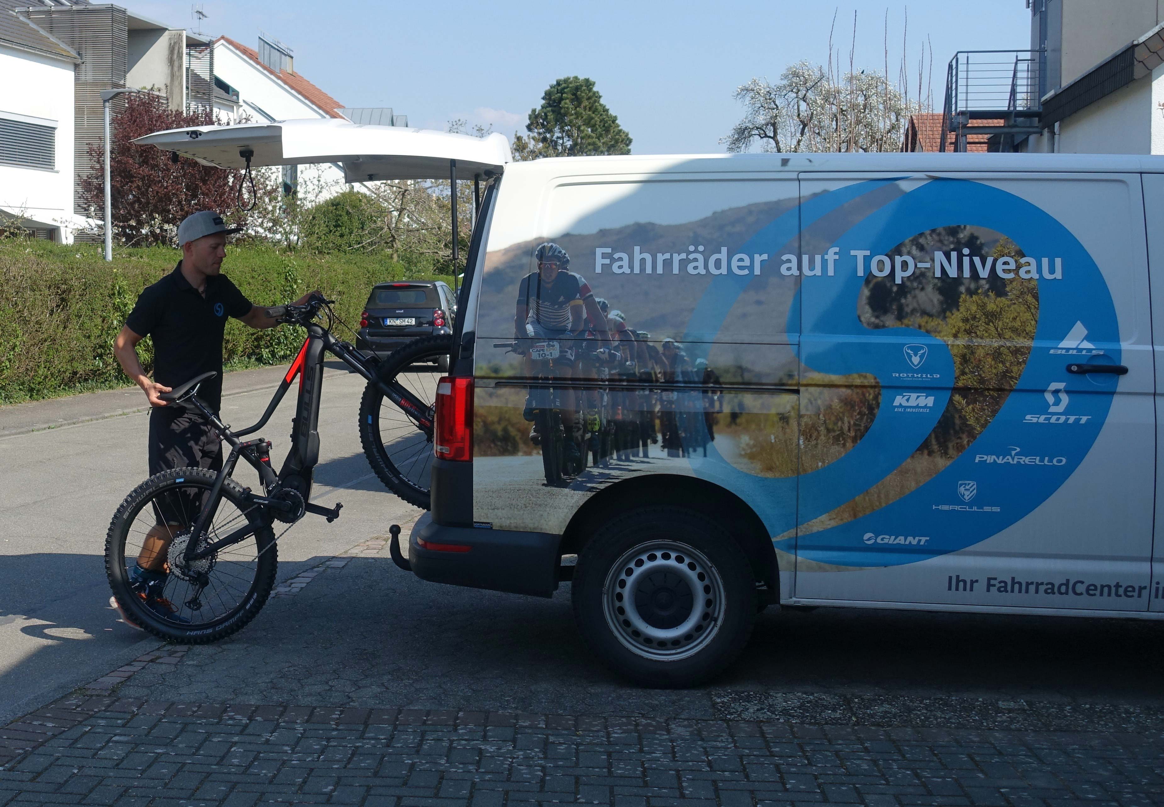 service_premiumlieferung_uebergabe_lieferauto_2021